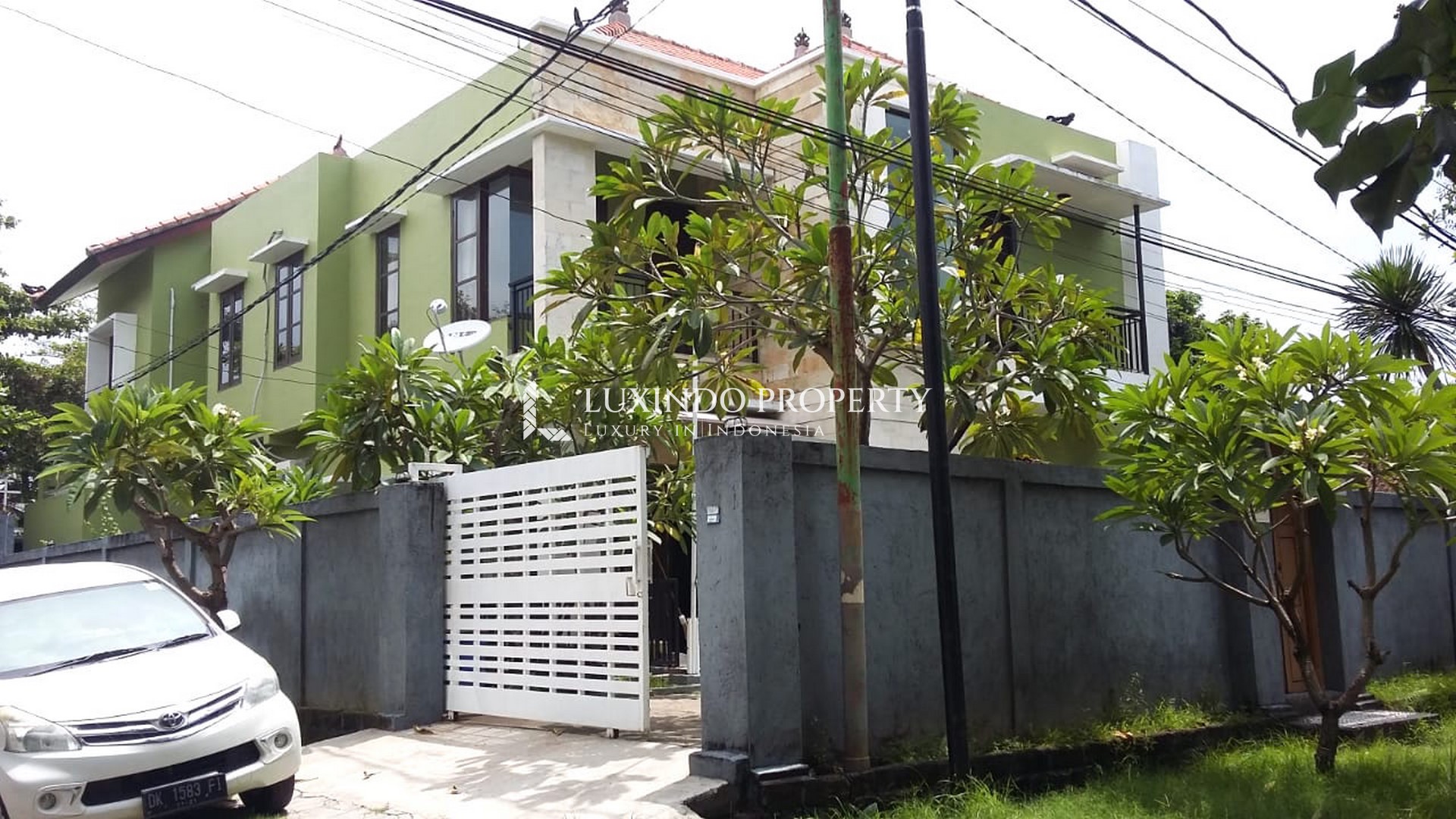 RENON – MODERN FOUR BEDROOMS HOUSE FOR SALE IN PRIME LOCATION OF DENPASAR (FHV246) 